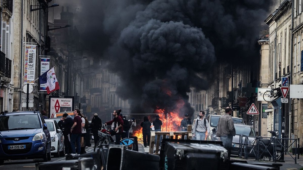 Vijojne protestat e dhunshme ne France, digjet bashkia e Bordose